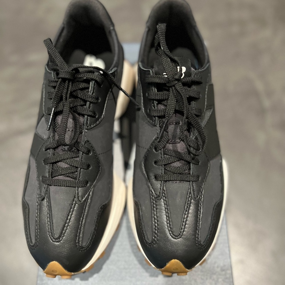 GENTLY USED NEW BALANCE 327’S BLACK WITH WHITE & GUMMY SOLES SIZE 10
